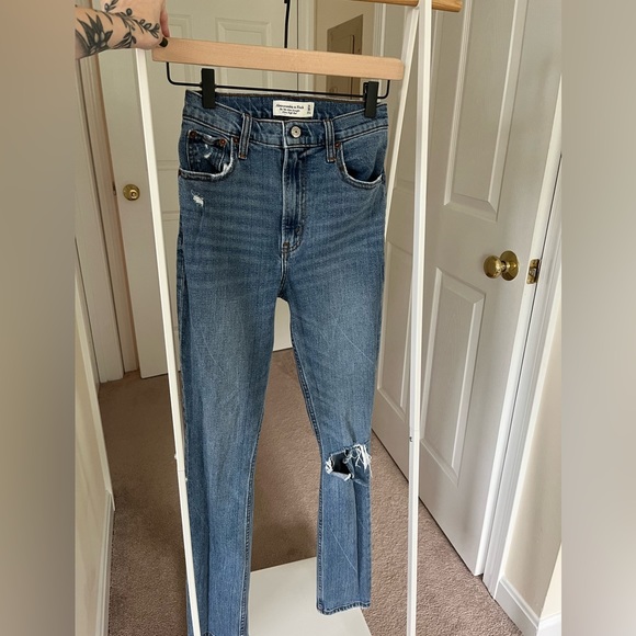 Abercrombie Ultra High Rise 90’s Slim Straight Jeans - Picture 1 of 3